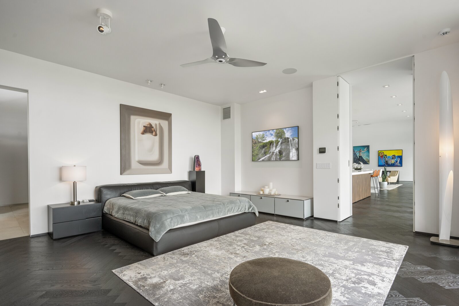 Photo 6 of 8 in It’s Always Summer at This $3.7M Minimalist Home in ... - Modern Minimalist Florida Home Architecture