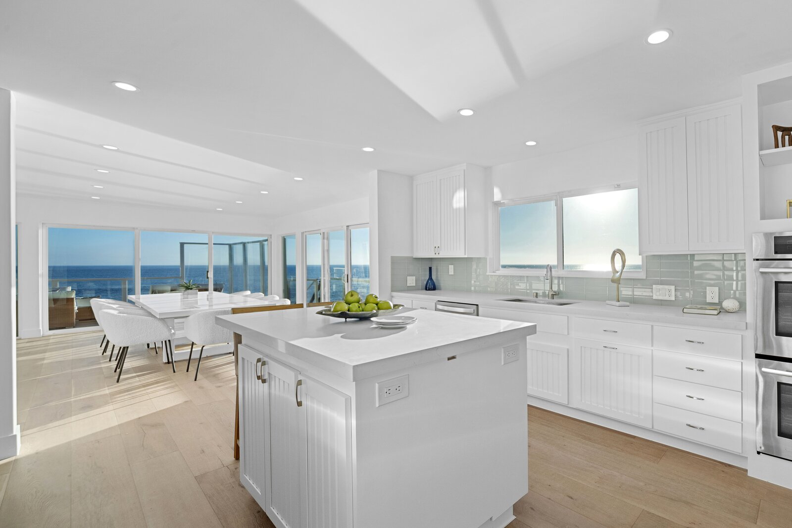 Photo 4 of 9 in It’s Always Summer at This $8M Malibu Beach House - Dwell