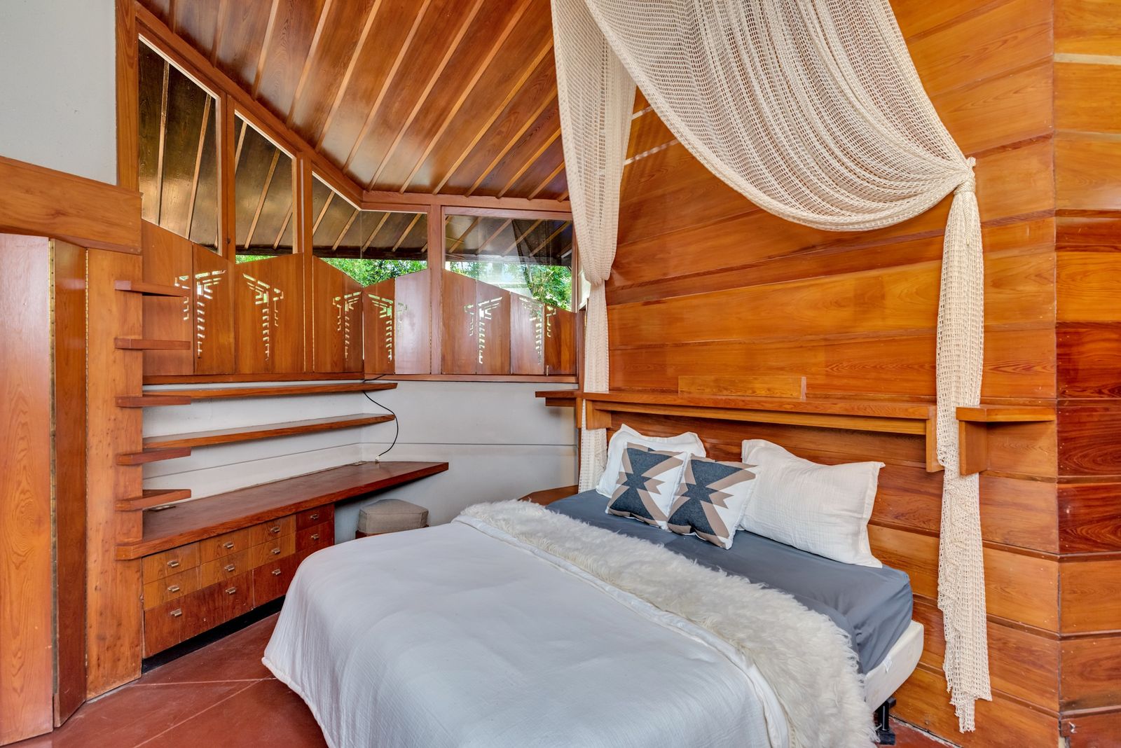 Photo 9 of 16 in Frank Lloyd Wright’s Fountainhead Residence Just Hit ...