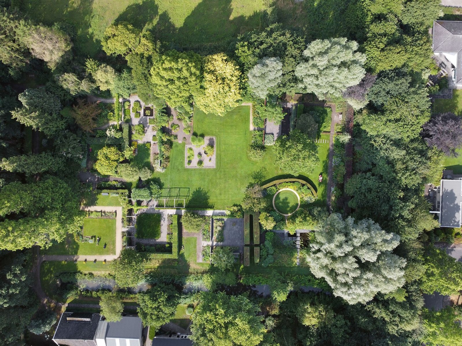 <div>How to Build a Modernist Garden According to the 