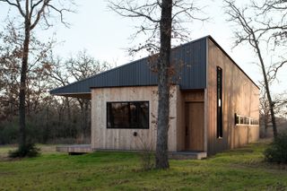 How They Pulled It Off: A Self-Built Texas Farmhouse Designed Around the Views