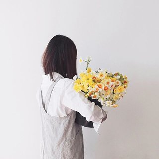 The team behind Florealm comes from backgrounds in design, visual arts, and architecture. As a result, their creations embrace a minimal, clean aesthetic that celebrates the simplicity of flowers without crowding or obstructing them.