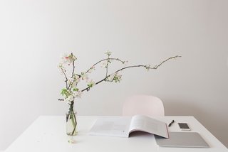 Each refreshing arrangement is placed in an uncomplicated jar in a way that puts the attention on the flowers themselves, rather than making an unnecessary show of the composition.