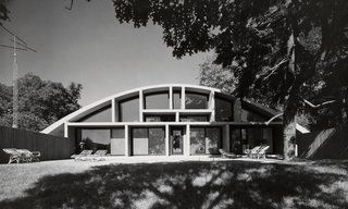 In Lawrence, Long Island, Breuer designed the Geller House II, which employs a curved concrete roof form, resting on four abutments, that gives the interior living spaces a dramatic shape. (1967-1969)