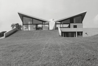 After declaring that he was done designing houses in the late 1960s, Breuer took a commission to design the Sayer House in France in 1972. He accepted only because the residents were willing to build a design that Breuer had proposed to another client in 1959. Its defining feature is a hyperbolic paraboloid roof made of board-formed concrete.