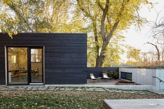 Nature Reigns Supreme at a Verdant Kansas City Home - Photo 3 of 9 - Outside of the studio, a small deck features a cedar soaking tub.
