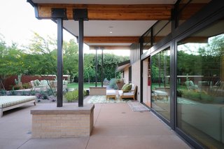 After adding a garage, guest house, pool, and garden, Woolsey created a large patio designed for outdoor dinner parties where friends and family can spend long evenings enjoying the desert sunsets.