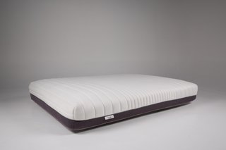 After the design was perfected, sourcing high-quality raw materials was the next step to creating their ideal product. Luxi utilizes industry certified components including memory foam with extreme durability and airflow. The bottom half of the mattress is covered by a sturdy woven material while the top half is made up of a quilted stretch knit cover that provides a cooling layer of plushness. Finally the two sides are connected by the secret ingredient—the zipper.