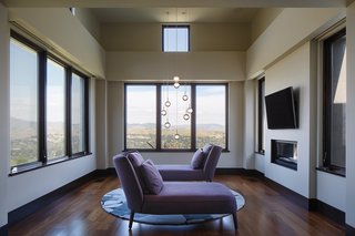 The sitting area off the master bedroom reveals views of Mount Diablo and the surrounding landscape. The inside of the Marvin casement windows are made up of Douglas fir that’s been finished in a dark wood stain. For the exterior, he opted for aluminum-clad casements with a bronze finish. 