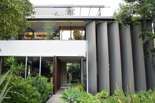 The main house of VDL II is made up of a series of modern lines and planes, which makes it one of Neutra’s more eccentric designs. His use of reflective surfaces makes it feel more expansive than it actually is, and accentuates his utilization of water throughout the property. 