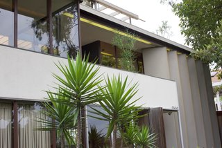 When Neutra and Dion were building VDL II, they developed a handful of forward-thinking technologies that were built to work sustainably with the Southern California climate. Pioneered by Neutra in 1944 and implemented into the 1960s renovation were automated vertical louvers that face west and are controlled by a sensor on the roof that opens and closes based on how sunny it is. They also add a sculptural element to the facade. 