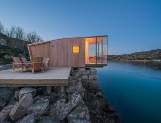 The cabins are made up of two layers of cross laminated timber (CLT). The exterior layer is made of Larch wood while the inner structural core and interior surfaces are made of pine. The huts are wrapped from the roof to the rear with aluminum for an extra layer of protection against the salty water and air.