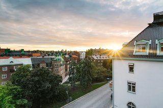 This view highlights the sunset that can be seen from the rooms on the top floor, which overlooks the Östermalm neighborhood. 