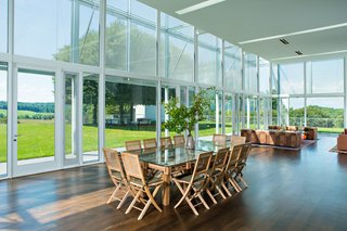The main pavilion consists of a large light-filled area that includes a living and dining room. It boasts 360-degree views, thanks to floor-to-ceiling glass.