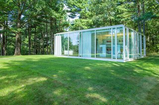 The property includes a private guest house that’s set to one side of the house. It holds three bedrooms, a kitchen, and a laundry area—all of which is surrounded by four walls of glass and steel.
