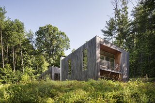 ARCHITECTUREFIRM built this weekend home for a young family of five and their Australian Labradoodles.<span> <a href="/discover/dwelllpow">#dwelllpow</a></span>