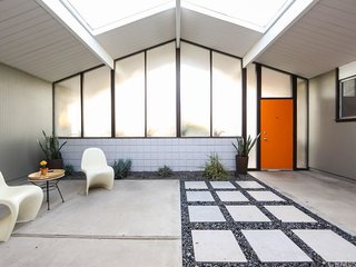 Some have come to believe that an atrium is the most essential element of an Eichler home. Like many modern houses built in Southern California, this space helps blur the lines between inside and out.
