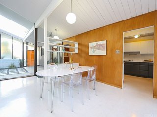 Like many of his houses, Eichler implemented Philippine mahogany walls, which have been kept original. The main open living space in the center of the house is connected to the atrium with expanses of glass.