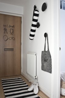 While trying to introduce some charm and playfulness into the space, Silvia discovered a set of reminder stickers from Hu2 that she stuck to the inside of the front door. She also mounted four of Muuto’s Dots, which were designed by Lars Tornøe and are both useful and decorative.