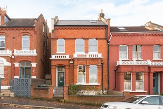 While the structure itself was preserved as much as possible, Robert Dye Architects installed new double-glazed sash windows on the front and refurbished the rear windows.