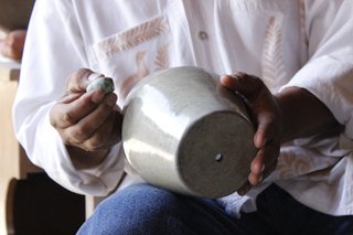 Another technique they use to produce their lights is bruñido pottery, which hails from Tonalá, Jalisco, a city that’s become known as the cradle of pottery—thanks to the vast deposits of clay that can be found in the area. This technique includes multiple steps that require pyrite, sandpaper, and river stones to help smooth the clay until it has a buttery, smooth surface.