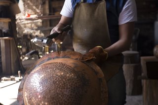 One of the traditional techniques that Filamento is fostering is working with hammered copper in Santa Clara del Cobre, Mexico. For years, this skill has supported the principal commercial activity of this town, and includes knowledge that’s been passed down for generations. To create these pieces, eight or more craftsmen work together at the same time around an anvil. Hot copper is literally pounded into its desired form.