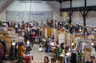 The third edition of Caravana Americana was held from March 24 to 26 on Dr. Claudio Bernard 111 in Mexico City. The industrial space was formerly home to a working tram terminal and still holds original turbines that were in working condition until the ‘50s. The floor below houses a printing press and regularly hosts talks, exhibits, and other events.