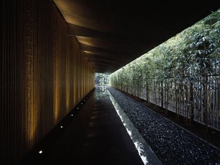 Surrounded by a garden and featuring a bamboo lined approach, the Nezu Museum's unique roof design blends the interior space with the garden. 