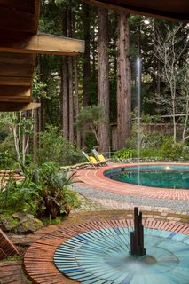 Both the pool and fountain feature original blue vertical tiles from Heath Ceramics, both of which are still functional. 