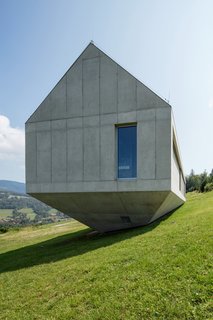 A Striking Modern House Built In A Pastoral Landscape - Photo 3 of 7 -