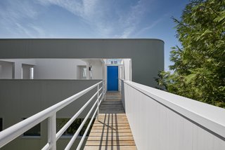 Richard Meier's 1973 Douglas House Receives Historic Designation - Photo 3 of 4 - The main entry, accessed via a footbridge that extends beyond the building envelope and into the site, leads to the upper-level floor. "It is truly a house of opposites," said the architect. "To leave the house, for instance, you go up instead of down."