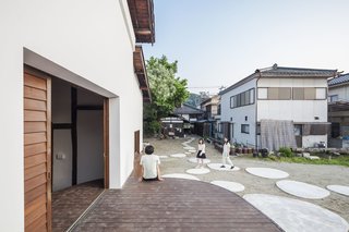 New circular plinths, a nod to stepping stones found in Japanese gardens, surround the structure to activate the vacant areas of the building lot. Extending to the outdoors, the stage invites engagement from passersby.