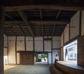 Activating the warehouse into a venue, a new stage was added to the interior to host performances and meetings.