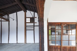 Wooden detailing, found in many traditional kura warehouses, was restored in the interior.