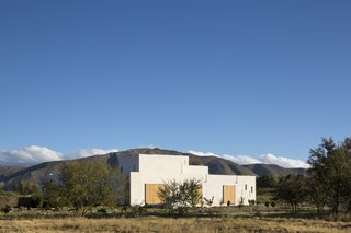 London-based firm Openstudio Architects designed a retreat on the outskirts of Prince Albert, a town that sits near a pass of the Swartberg mountain range in South Africa. 