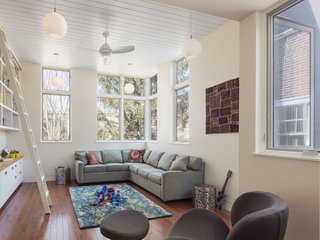 An addition accommodated a new living area set high up among the surrounding treetops. 