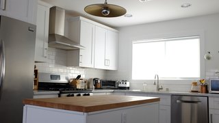 The Grain pendant in the kitchen is by industrial designer Brendan Ravenhill, a friend of the residents. 