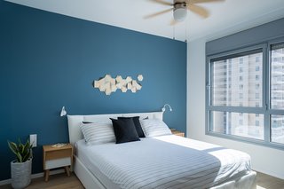 Dollops of black define the open-plan area, but in the bedrooms, brighter colors prevail. 