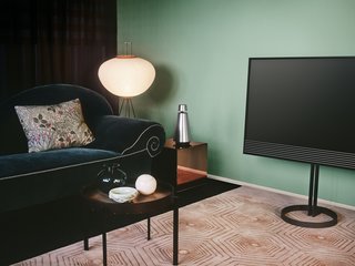 The BeoVision Horizon has built-in sensors to measure lighting conditions and adjust screen brightness. It can access online content via Android Smart TV and Google Cast. 