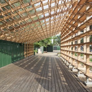 The design works around an existing shipping container and deck. By folding the roof along the edge of the container, Hou de Sousa was able to optimize materials and achieve the desired structural load distribution. 