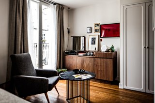 Pigalle 21, a mid-size room in the hotel, showcases unique pieces selected by designer furniture specialist, Alexandre Guillemain. 