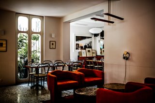 The hotel’s restaurant spills into the lobby, promoting the idea that the ground floor functions more as a whole and less as individual spaces. 