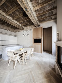 The project involves the recovery of an entire multi-story building located in the consolidated urban area of Mantua, in which the apartment constitutes a portion of the building. The house is characterized by its decorations in the ceilings and walls that date back to 1500’s, as well as the first half of the 1800s.
