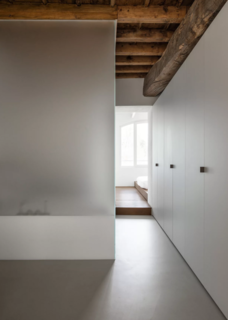 The original structure of the building has been able to enhance the quality of the environmental context, establishing a continuous dialogue between the surroundings and the construction. Formerly the residence of a rich family from Milan, the property has recently undergone a complete restoration, divided into smaller apartments. 