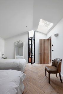 A London Shed Becomes an Airy Home Lit By Three Courtyards - Photo 8 of 13 -