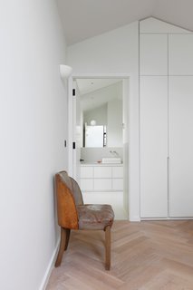 A London Shed Becomes an Airy Home Lit By Three Courtyards - Photo 13 of 13 -