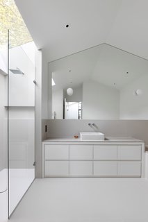 A London Shed Becomes an Airy Home Lit By Three Courtyards - Photo 9 of 13 -