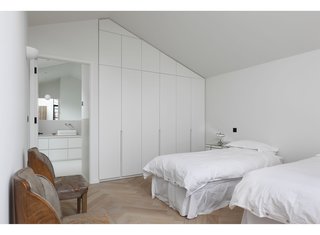A London Shed Becomes an Airy Home Lit By Three Courtyards - Photo 7 of 13 -