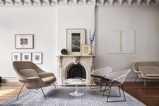 Womb Settee and Bertoia Two-Tone Diamond Chairs, 2016. Photograph by Knoll.