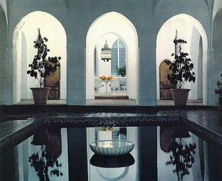 The central courtyard of York Castle contained a swimming pool with a stone fountain at its center. 